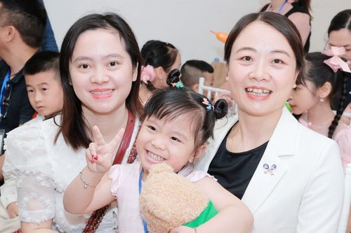 Nuốt nước mắt vào trong khi bị nói 'người độc không con'