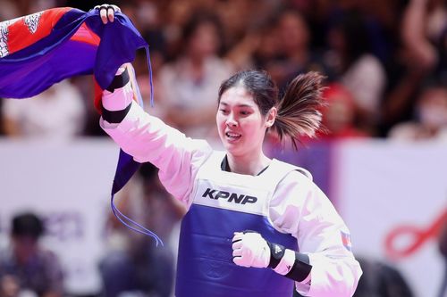 Nữ VĐV taekwondo đẹp nhất Campuchia bùng nổ tại SEA Games 32