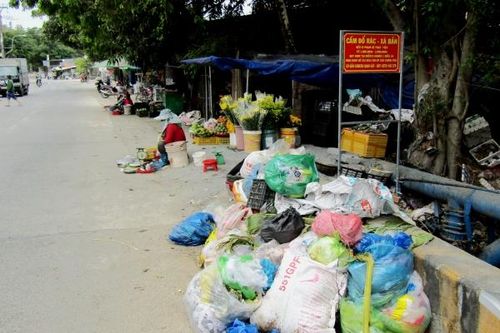 Cấm nhưng vẫn đổ rác