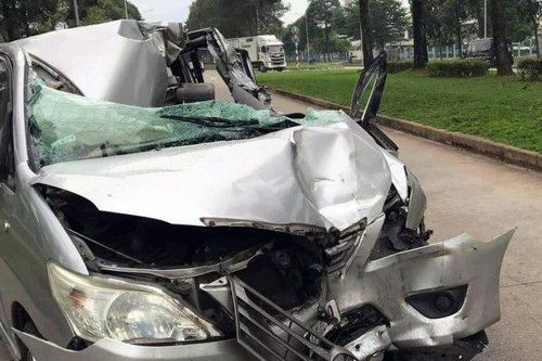 Ô tô 7 chỗ biến dạng sau va chạm khủng khiếp với xe tải, tài xế tử vong