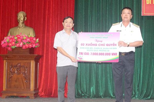 Thăm, tặng quà cán bộ, chiến sĩ, Nhân dân huyện đảo Trường Sa và Nhà giàn DKI/21