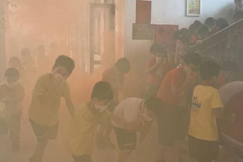 Hàng trăm học sinh thực hành thoát nạn trong khói