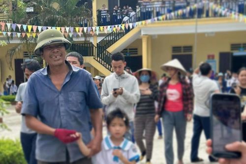 Bé gái lớp 1 ngủ quên trong tủ ở lớp học khiến cả xã nhốn nháo đi tìm