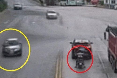 Clip: Số quá nhọ, lái xe máy đứng thế này vẫn gặp họa