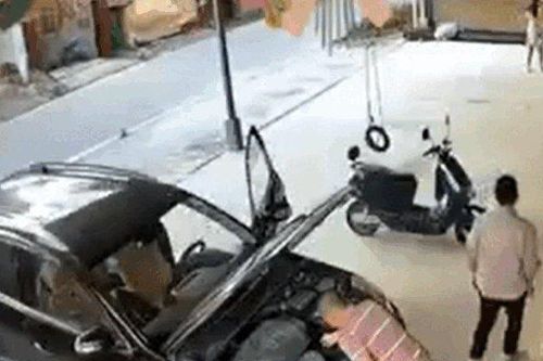 Clip: Bật nắp ca-pô kiểm tra xe, người đàn ông bất ngờ bị ôtô đâm