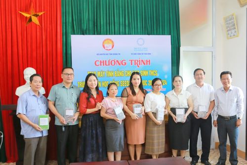 Trao tặng máy tính bảng đến học sinh khó khăn Quảng Trị