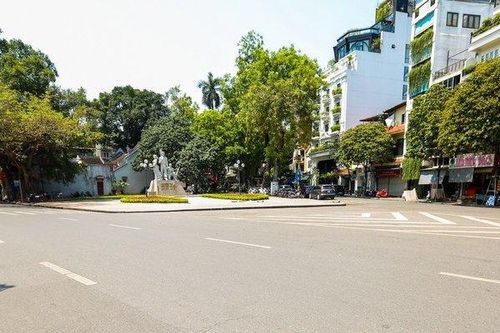 Hà Nội nắng gắt đỉnh điểm, đường phố vắng như Tết