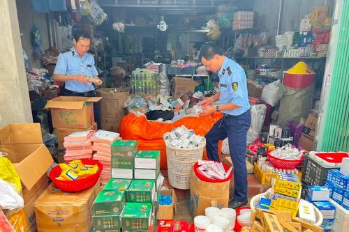 Tạm giữ gần 1.000 sản phẩm mỹ phẩm, chất tẩy rửa không hóa đơn được rao bán qua Facebook