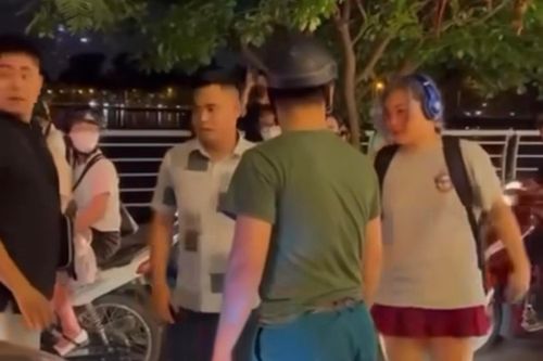 Cô gái có hành vi bất thường chặn đầu xe ô tô