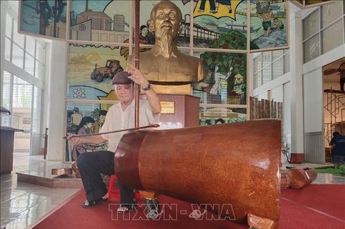 Người thổi hồn cho nhạc cụ làm từ cây dừa