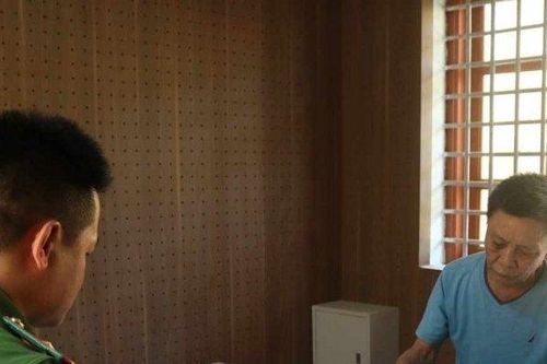 Khởi tố vụ 'ma men' dùng dao đâm trọng thương thiếu tá cảnh sát đang lập biên bản