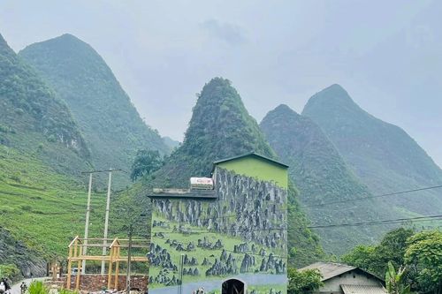 Hà Giang: Tô điểm Cao nguyên đá bằng những bức tranh bích họa