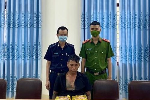 Sa lưới khi đang vận chuyển hơn 2kg ma túy 'đá' từ nước ngoài về Việt Nam
