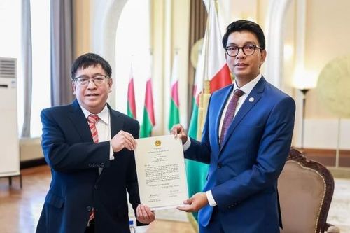 Đại sứ Phạm Hoàng Kim trình Thư ủy nhiệm lên Tổng thống Cộng hòa Madagascar