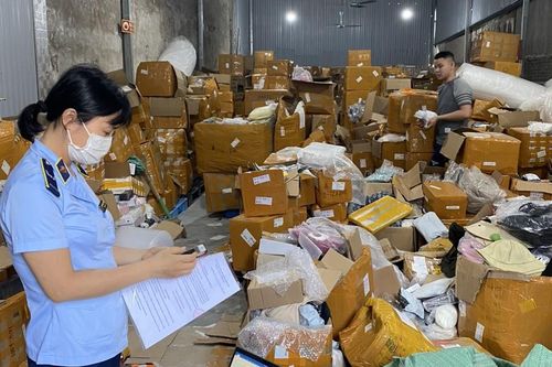 Hà Nội: Phát hiện kho hàng mỹ phẩm, đồ gia dụng nhập lậu 'khủng', chuyên bán online