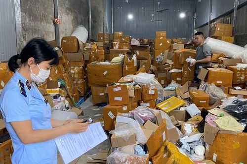 Hà Nội: Tạm giữ hàng nghìn mỹ phẩm, đồ gia dụng có dấu hiệu vi phạm