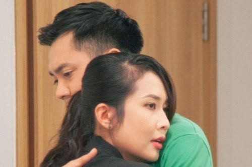 Sao nam Việt bối rối khi bạn diễn nữ trút xiêm y