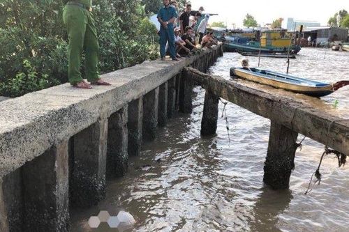 Phát hiện thi thể bé gái ở bờ đê biển