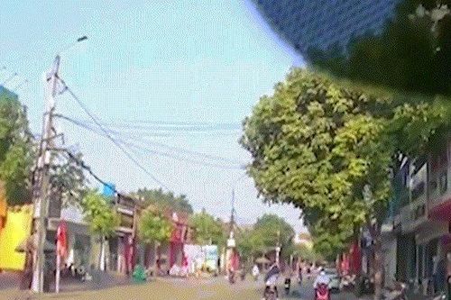 Ô tô tông hàng loạt xe máy, người bị thương văng tứ tung