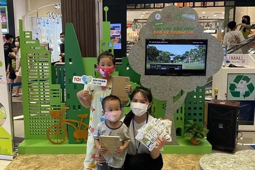 Tổ chức thu gom, tái chế vỏ hộp giấy đựng đồ uống đã qua sử dụng tại Aeon Mall ở Hà Nội