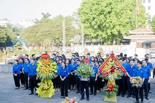 Đoàn thanh niên các ngân hàng dâng hương tưởng nhớ Chủ tịch Hồ Chí Minh