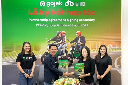Gojek Việt Nam hợp tác với Dat Bike thí điểm vận chuyển hành khách bằng xe máy điện