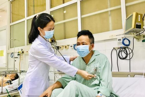 Quảng Ninh : Uống nhầm chất tẩy rửa người đàn ông 52 tuổi bị bỏng hầu họng