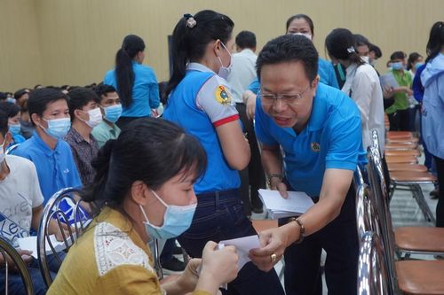 Liên đoàn Lao động TP Hồ Chí Minh tặng 887 suất quà cho công nhân