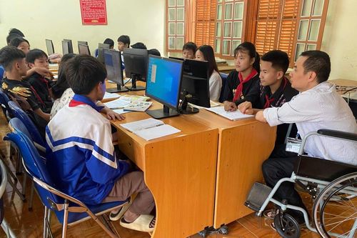 Chuyện về người thầy 'tàn' nhưng không 'phế' ở Sơn La