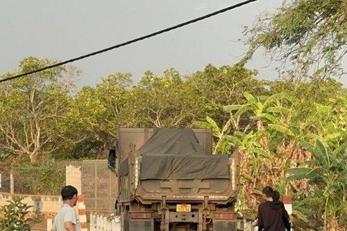 Cầu dân sinh 10 tấn oằn mình 'cõng' xe 'khủng', địa phương... cho qua chứ giờ sao?