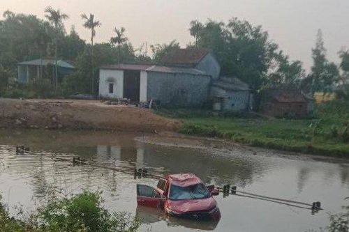 Ô tô con lao xuống hồ nước, tài xế tử vong