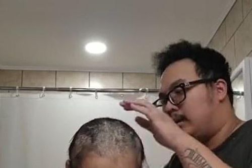 Video chồng tự tay cạo đầu cho vợ ung thư gây xúc động