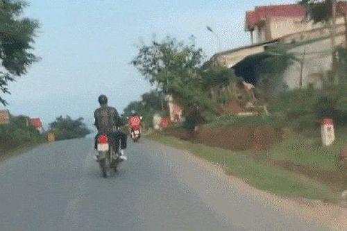 Clip: Nóng mắt cảnh xe máy đánh võng như rang lạc trước đầu ôtô