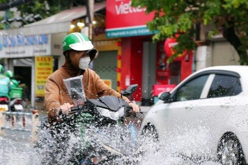 Mưa lớn sau chuỗi ngày nắng nóng, người dân TP.HCM lại bì bõm lội nước vì đường ngập