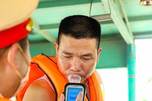 CSGT đường thủy thổi nồng độ cồn trên sông Hồng