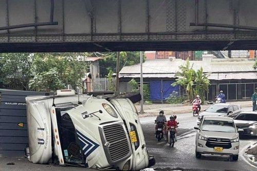Xe container bất ngờ lật nhào xuống đường, người đi xe máy thót tim