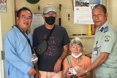 2 bệnh nhân nước ngoài xúc động khi nhận lại chiếc ví đánh rơi từ cán bộ bệnh viện