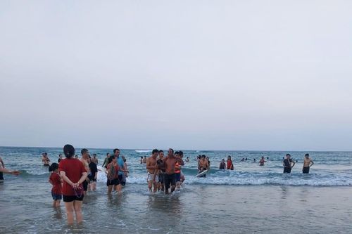 Kịp thời cứu người đuối nước khi tắm biển