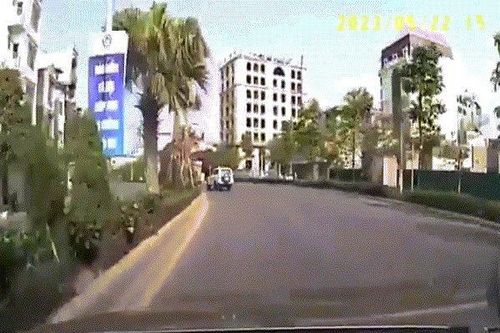 Clip: Khoảnh khắc xe biển xanh tông vào tủ điện bên đường, tài xế tử vong