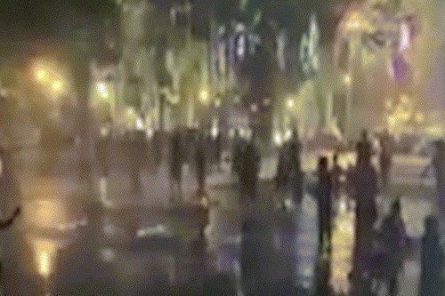 Bé gái bị vòi phun nước hất văng lên không trung: Chính quyền nói gì?