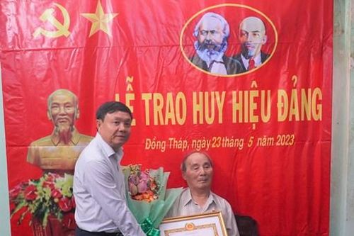 Trao Huy hiệu Đảng cho đảng viên cao tuổi tại TP Sa Đéc và huyện Tam Nông