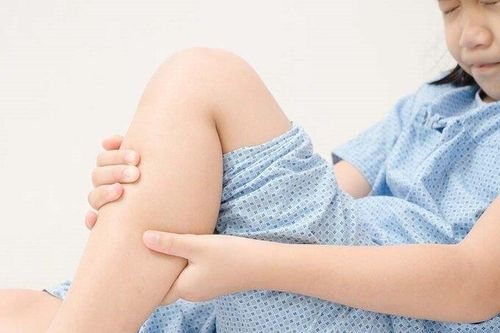 Vì sao trẻ thường kêu đau nhức chân dù không gặp chấn thương?