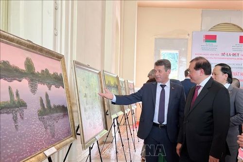 Triển lãm tranh phong cảnh 'Belarus qua con mắt họa sỹ' tại TP Hồ Chí Minh