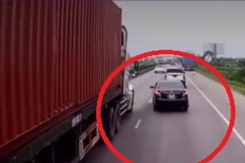 Clip: Tài xế lái ô tô mắc sai lầm tối kỵ, tạt đầu xe container, họa lớn liền ập tới