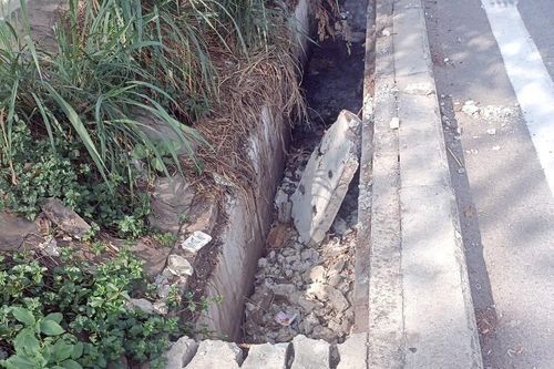 Hàng trăm nắp rãnh thoát nước Xa lộ Hà Nội và Quốc lộ 1 bị đập phá tại TP HCM