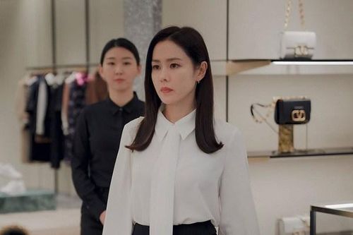 Kiểu áo ''ruột'' của các 'nữ hoàng công sở' màn ảnh Hàn: Phom dáng đơn giản, phối với chân váy hay quần đều cực xinh