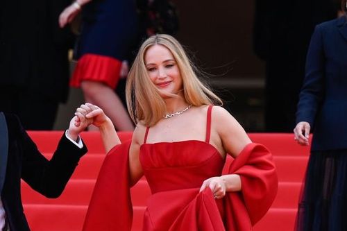 Vì sao Jennifer Lawrence bỏ giày cao gót để đi dép tông trên thảm đỏ LHP Cannes?