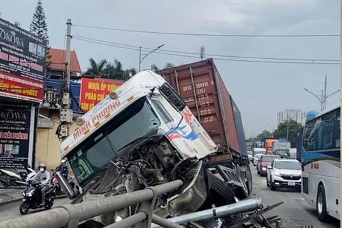 Liên tiếp 2 vụ xe container đâm vào cầu vượt ở Hải Phòng