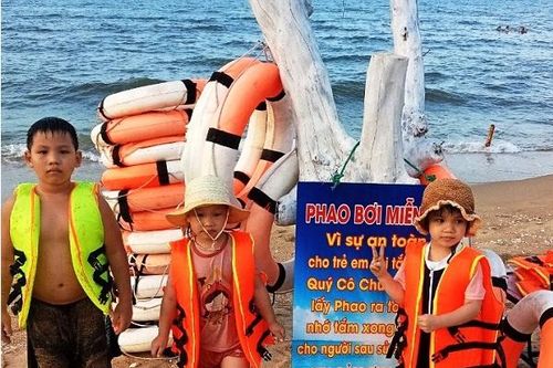 Đặt phao bơi miễn phí cho trẻ em khi tắm biển