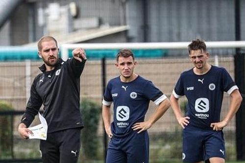 Vì sao HLV của Quang Hải ở Pau FC B bị điều tra?